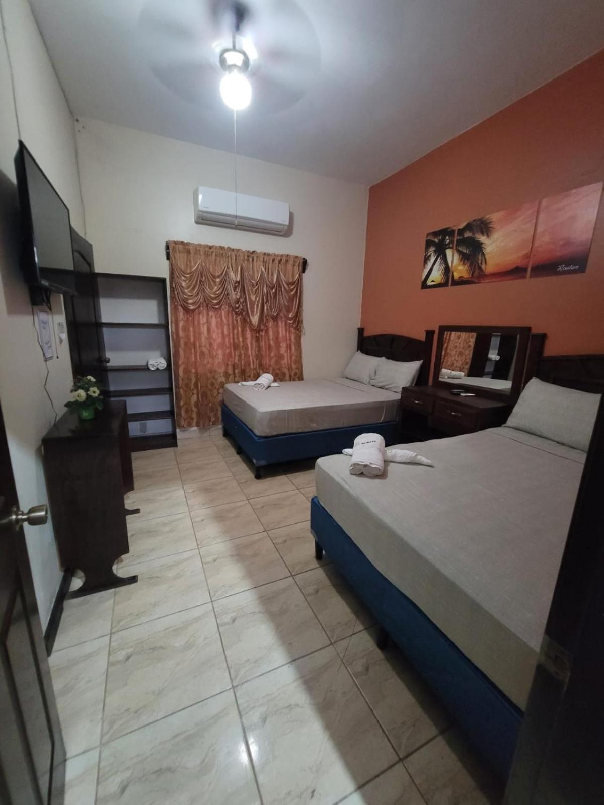 B Aparts Hotel Roatán Exterior foto