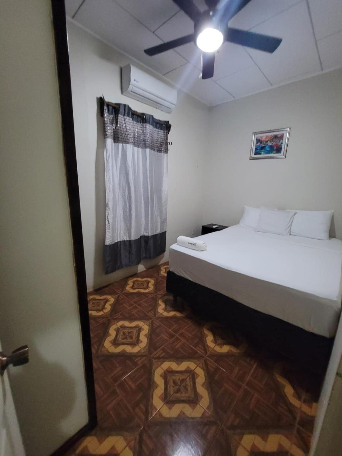 B Aparts Hotel Roatán Exterior foto