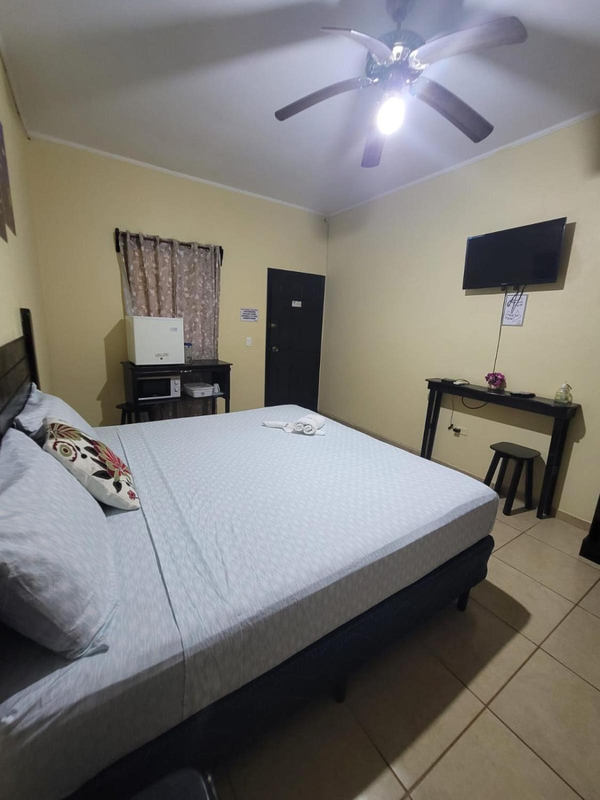 B Aparts Hotel Roatán Exterior foto